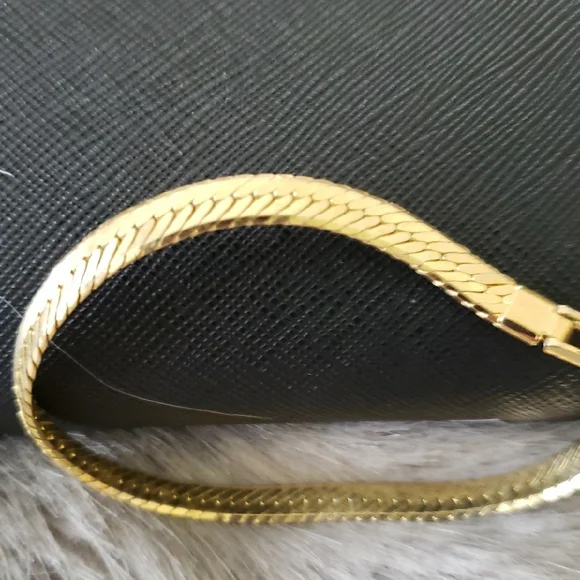 Elegant Gold Necklace and Bracelet Set - Picture 4 of 4